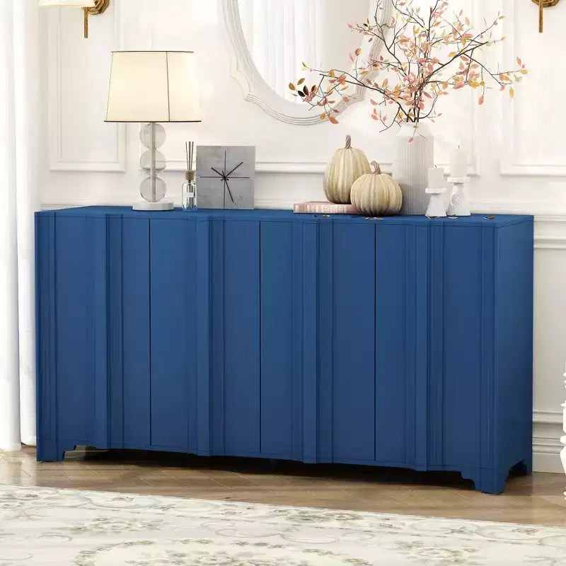 Credenza a 4 ante in impiallacciatura di pino con dettagli lineari e gambe triangolari, 151,6 cm