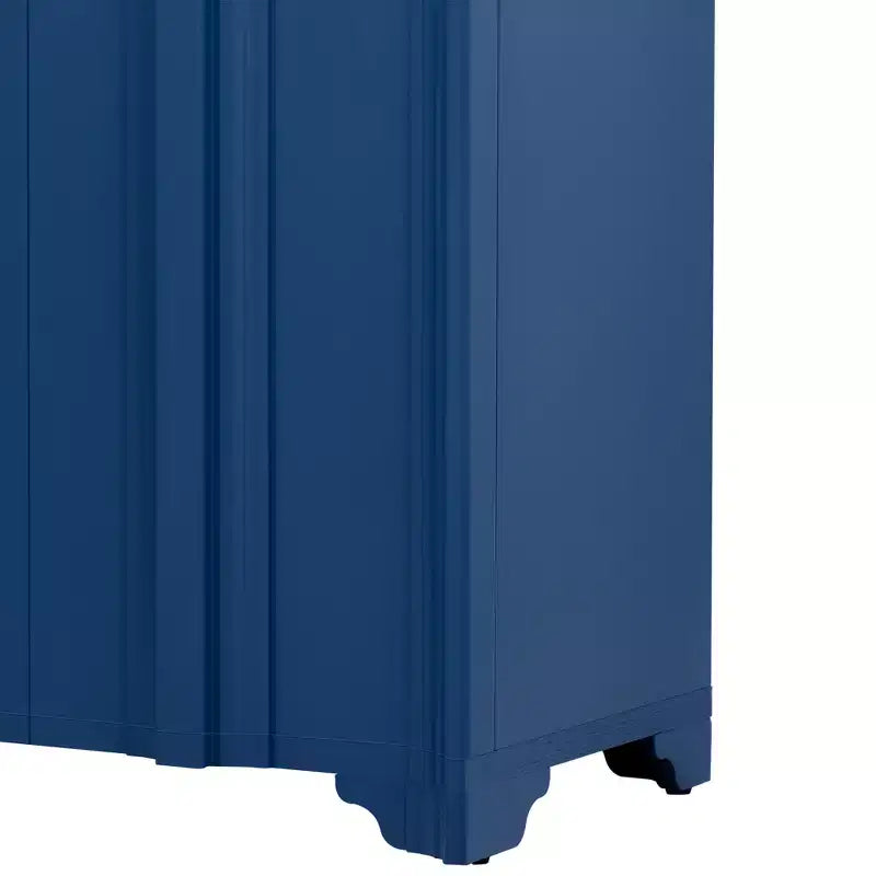 Credenza a 4 ante in impiallacciatura di pino con dettagli lineari e gambe triangolari, 151,6 cm