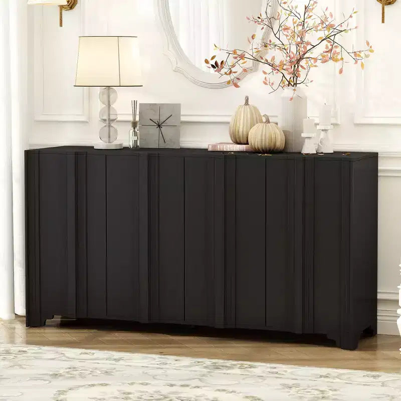 Credenza a 4 ante in impiallacciatura di pino con dettagli lineari e gambe triangolari, 151,6 cm