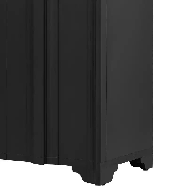 Credenza a 4 ante in impiallacciatura di pino con dettagli lineari e gambe triangolari, 151,6 cm