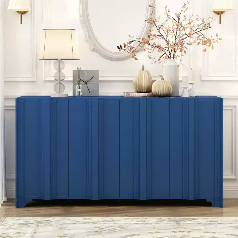 Credenza a 4 ante in impiallacciatura di pino con dettagli lineari e gambe triangolari, 151,6 cm